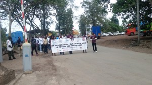Jeunesse en marche pour la paix traversent la frontière rwando-congolaise