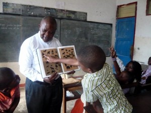 Monsieur Bakenga montre aux élèves les animaux du parc de Virunga.