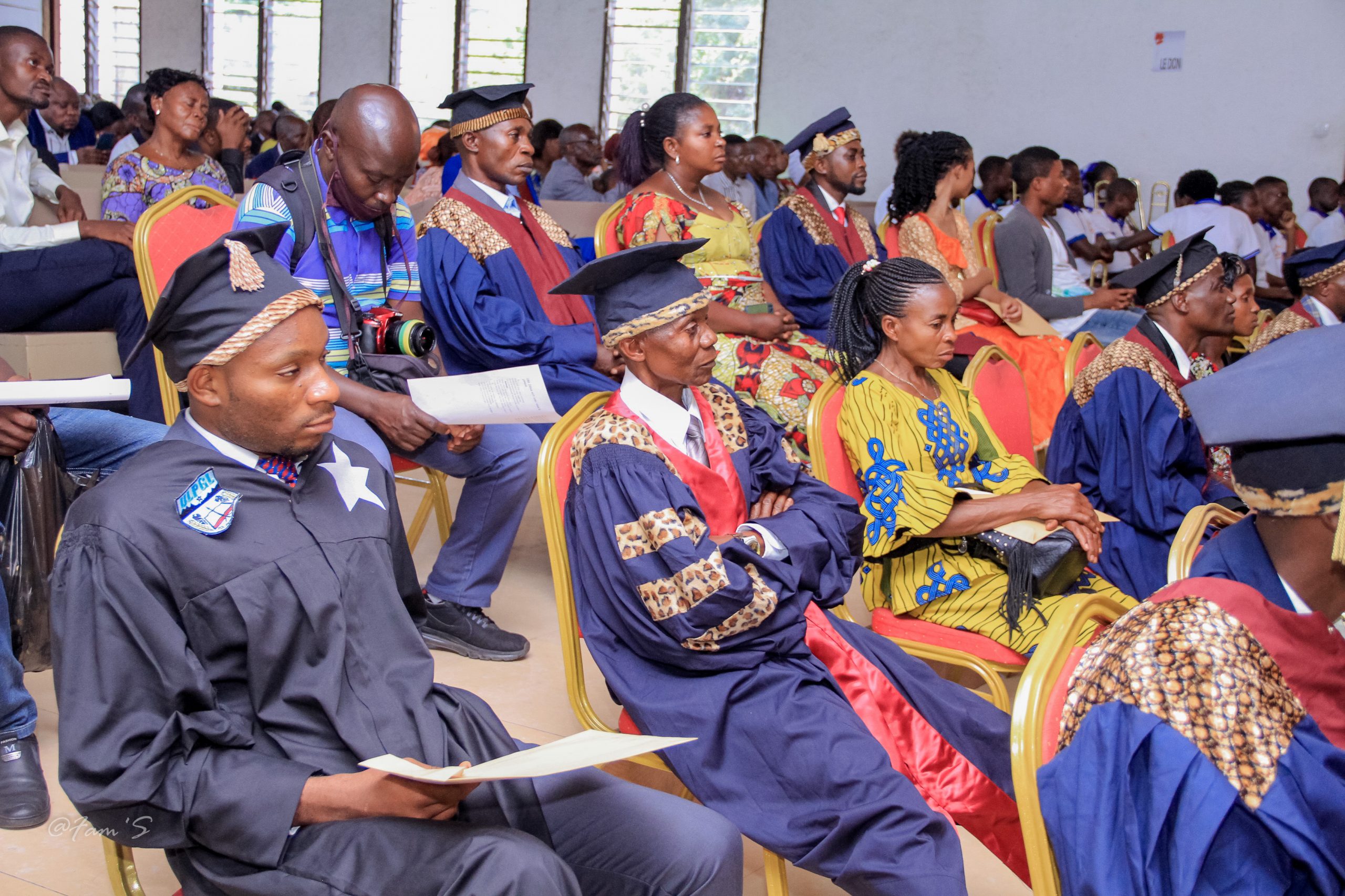 Remise des diplômes aux participants à la formation continue sur « l’Église et  Leadership »